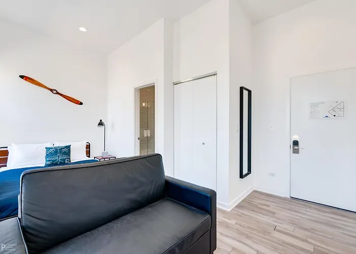 747 Lofts By Redawning - River West, Second Floor Hotel *