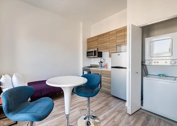 747 Lofts By Redawning - River West, Second Floor Hotel *
