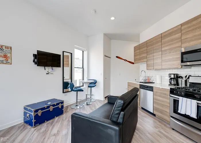 747 Lofts By Redawning - River West, Second Floor Hotel